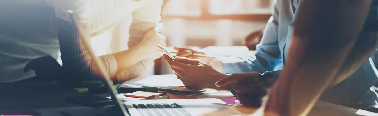 Mitarbeiter bei der Planung von nachhaltigen Möbelprojekten. Moderne Zusammenarbeit für innovative Wohnideen mit Fokus auf Qualität und Umweltbewusstsein.